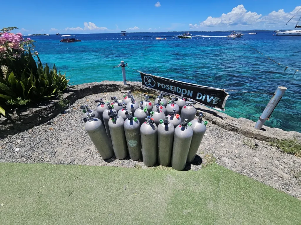 패션 다이브 센터의 바다 앞에 정렬된 스쿠버 다이빙 공기 탱크들