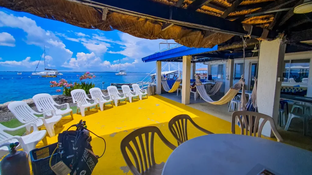 패션 다이브 센터 휴게 공간의 해먹과 바다가 보이는 오션뷰 테라스