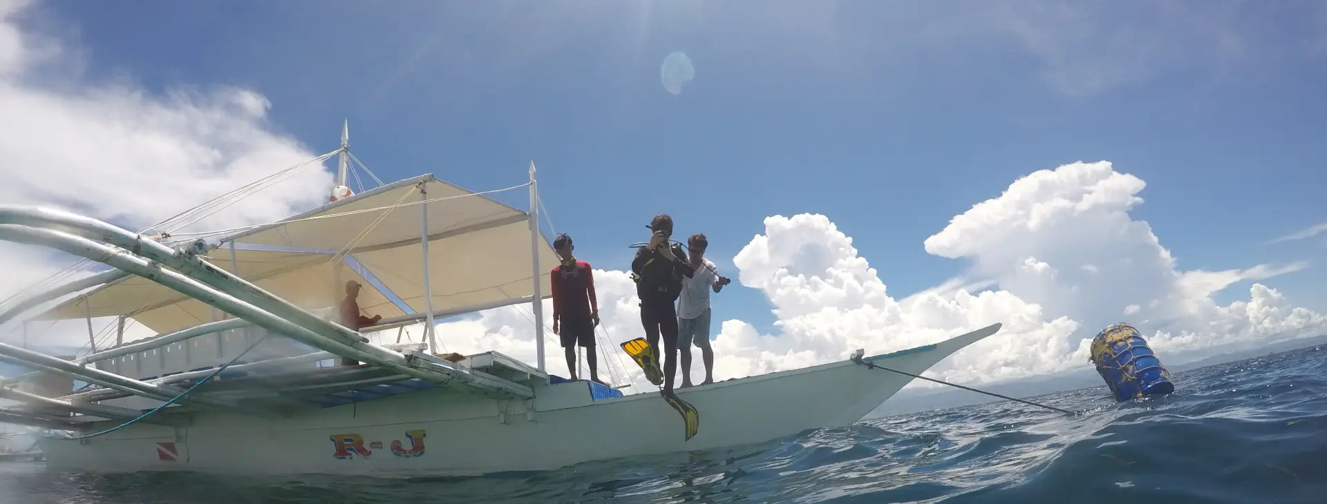 세부 펀 다이빙을 위해 패션 다이브 방카 보트에 서서 바다로 나갈 준비를 하는 다이버들