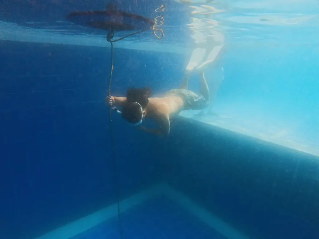 수영장에서 진행되는 PADI 프리다이버 교육 과정