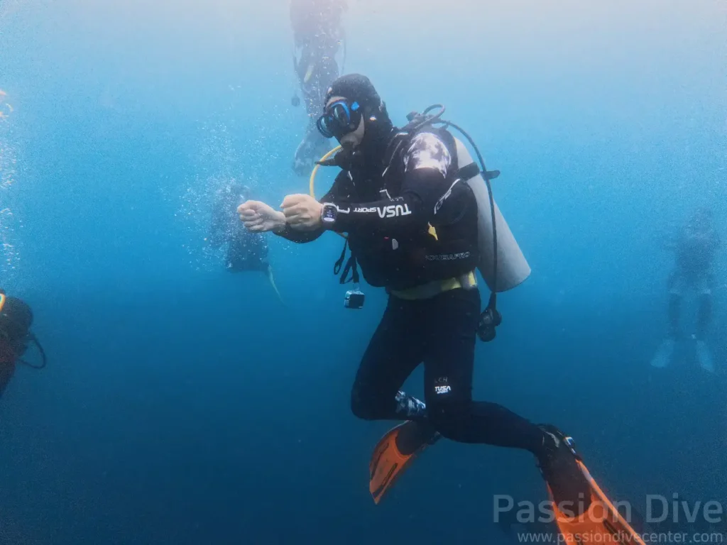 수중에서 장풍(에네르기파)을 쏘는 듯한 재미있는 포즈를 취하는 펀다이버