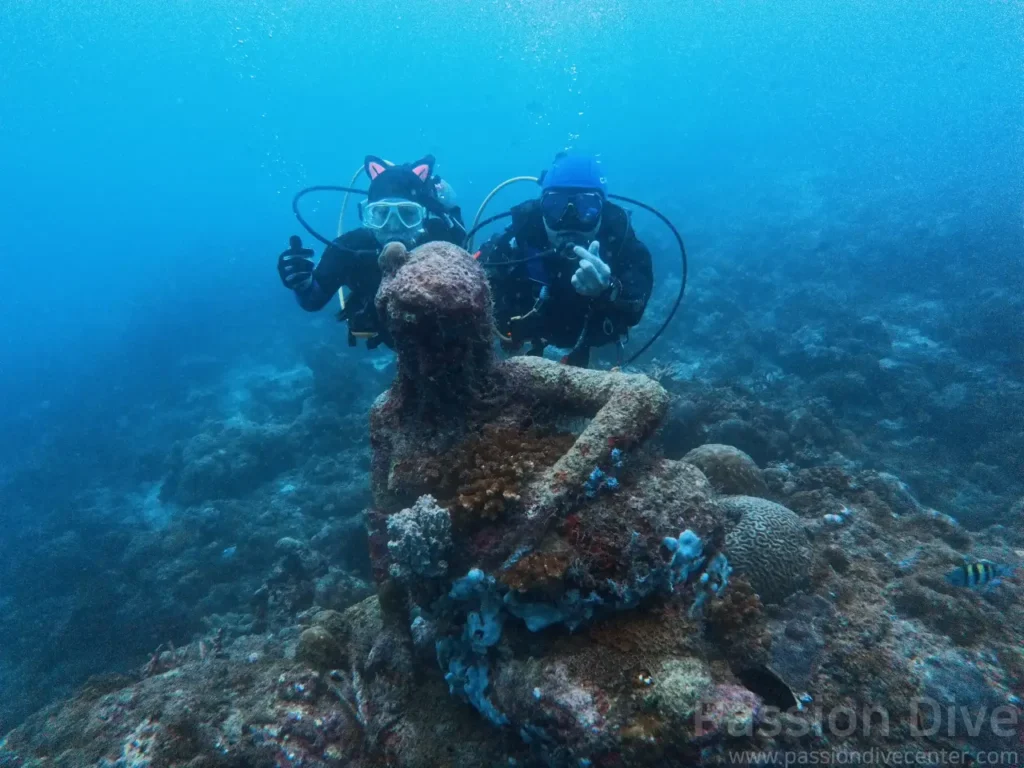날루수안의 시그니처 포토존인 여신상 뒤에서 포즈를 취하는 패션다이브 손님들