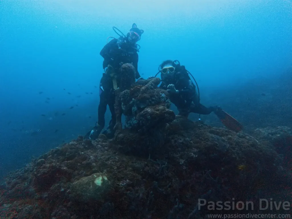 날루수안 해양공원 수중 여신상 포인트에서 여유롭게 기념사진을 남기는 모습