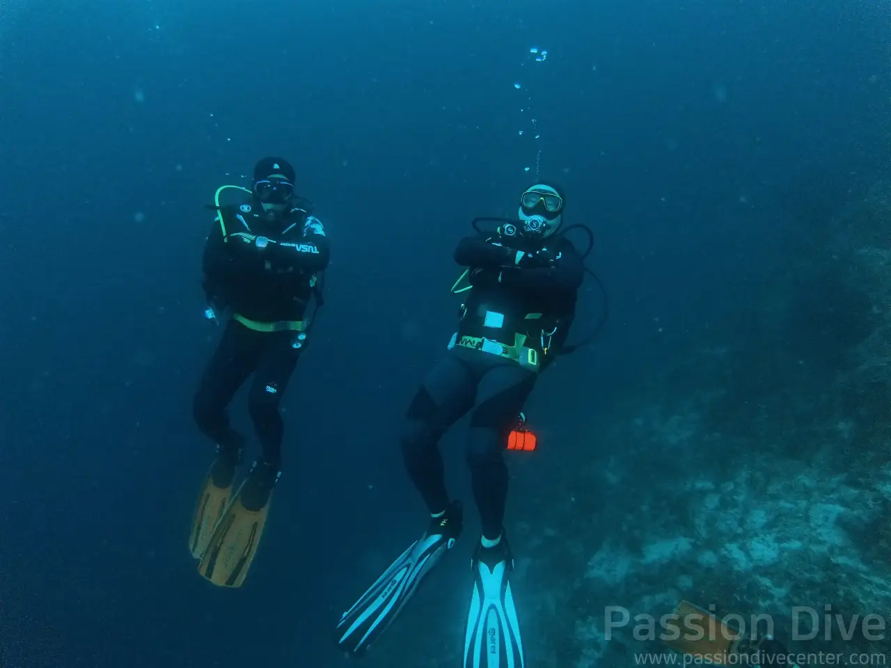 날루수안 바다에서 팔짱을 낀 채 여유롭게 호버링하는 고수 다이버 버디 팀