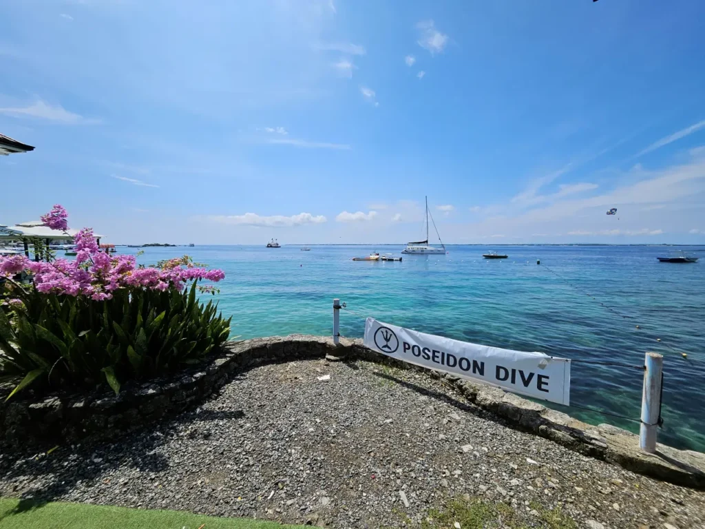 隔著九重葛花叢眺望宿霧湛藍閃耀的大海與遊艇