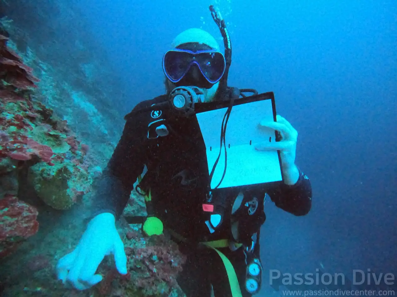 SSI Advanced Adventurer diver completing underwater training in Cebu